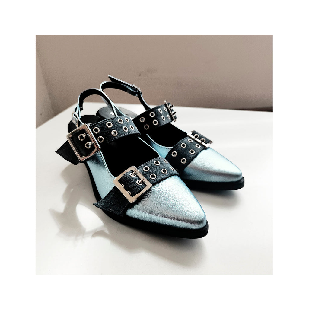 Zapato Horma en Punta Cuero Metalizado Correas Negras