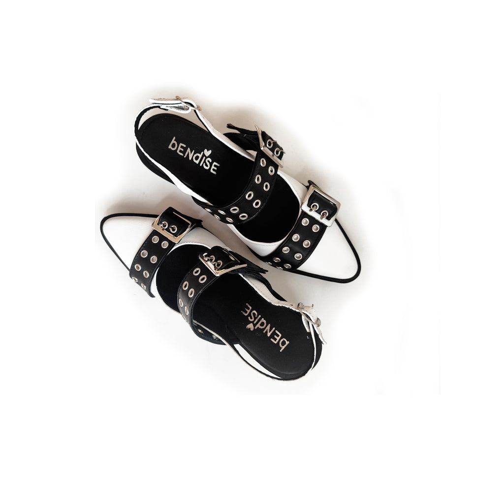 Zapato Horma en Punta Cuero Blanco Correas Negras