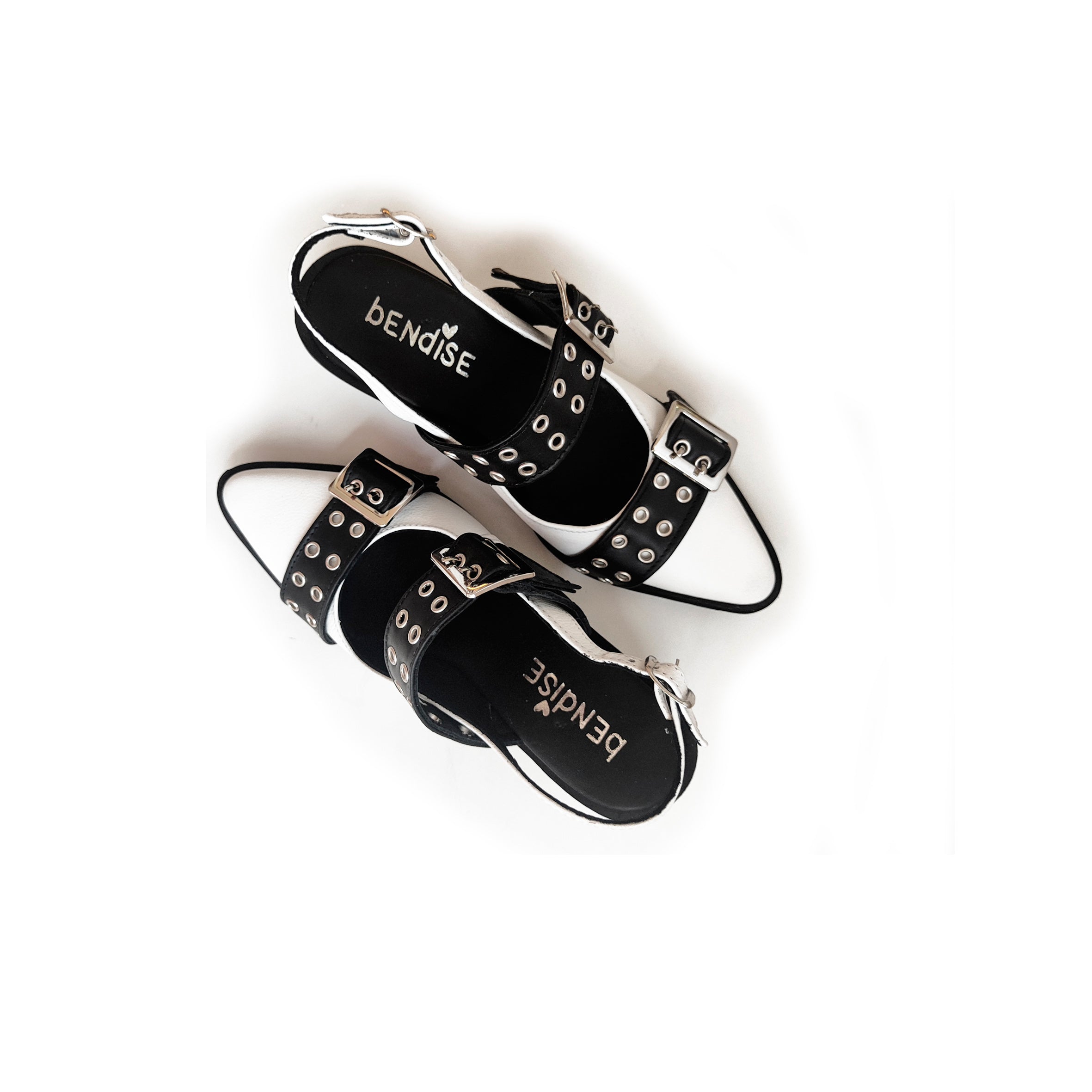 Zapato Horma en Punta Cuero Blanco Correas Negras