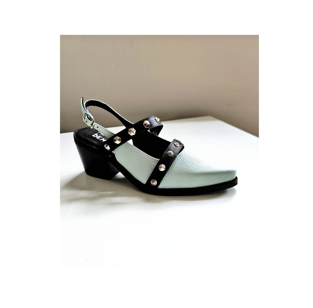 Zapato Horma en Punta Correas Tachas Piramides Cuero Verde Menta