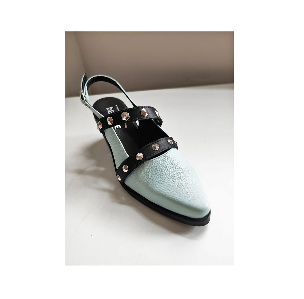 Zapato Horma en Punta Correas Tachas Piramides Cuero Verde Menta