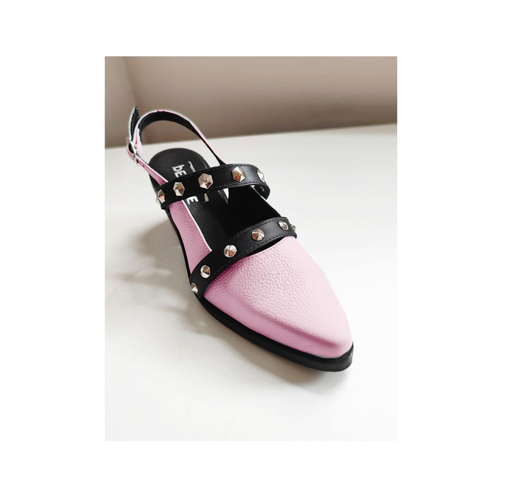 Zapato Horma en Punta Correas Tachas Piramides Cuero Rosa