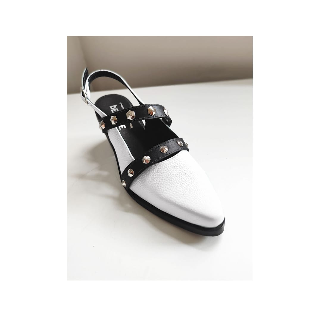 Zapato Horma en Punta Correas Tachas Piramides Cuero Blanco