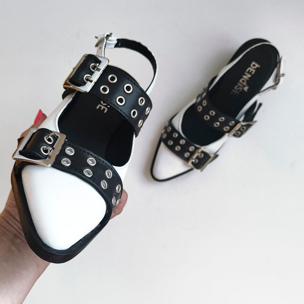 Zapato Horma en Punta Cuero Blanco Correas Negras