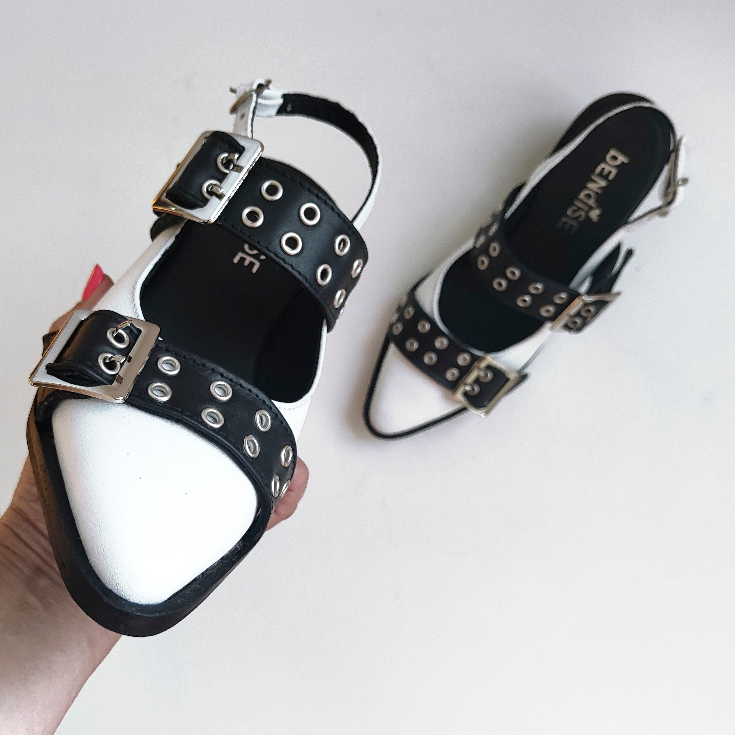 Zapato Horma en Punta Cuero Blanco Correas Negras