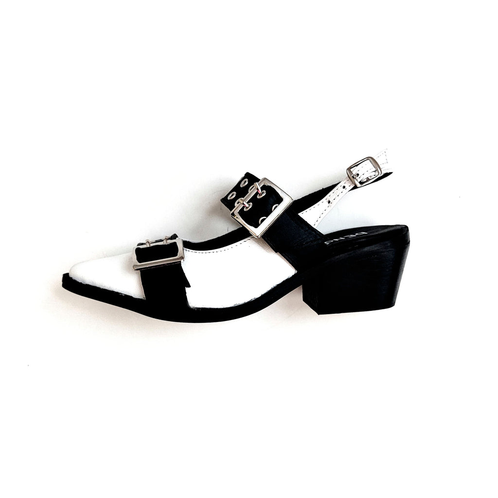 Zapato Horma en Punta Cuero Blanco Correas Negras