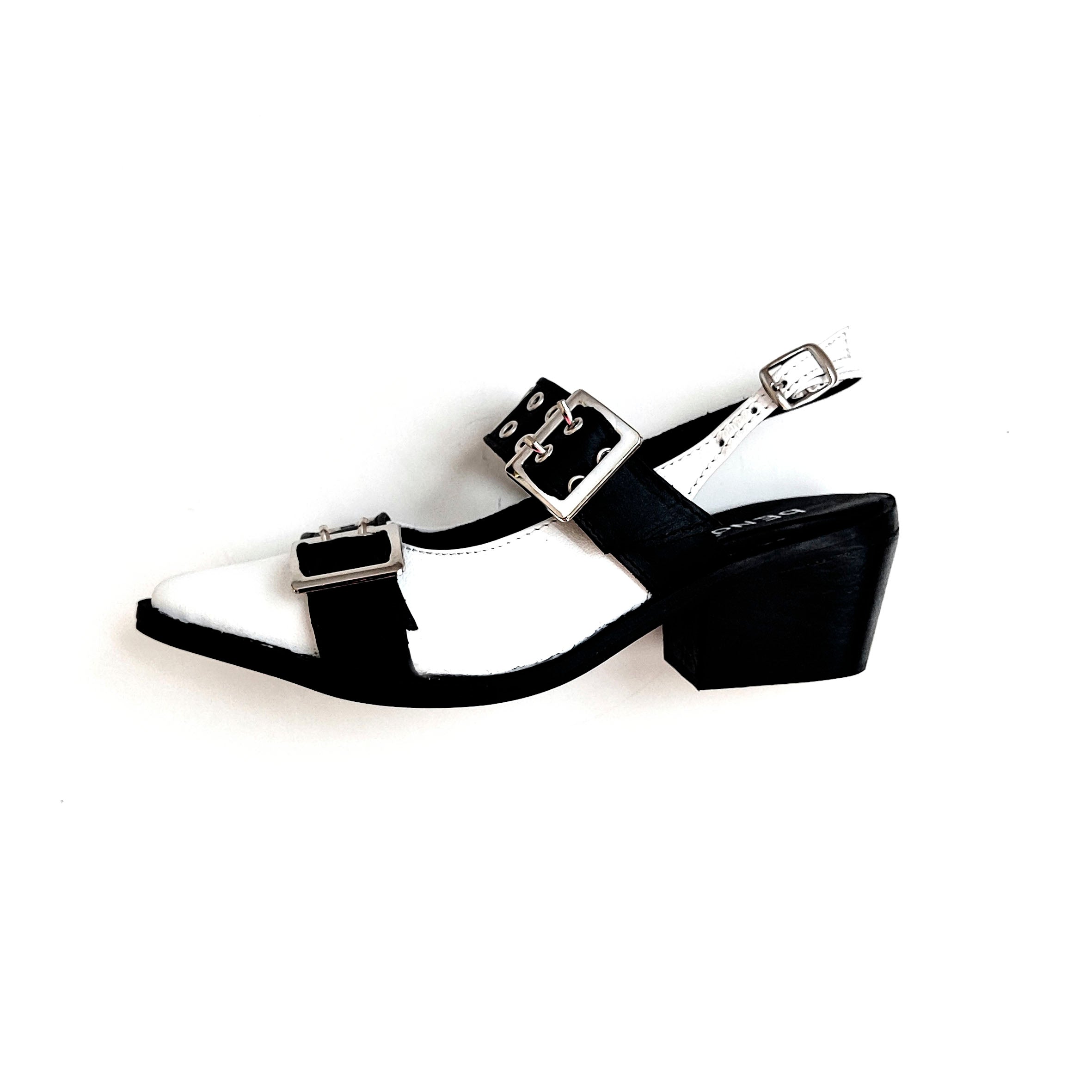 Zapato Horma en Punta Cuero Blanco Correas Negras